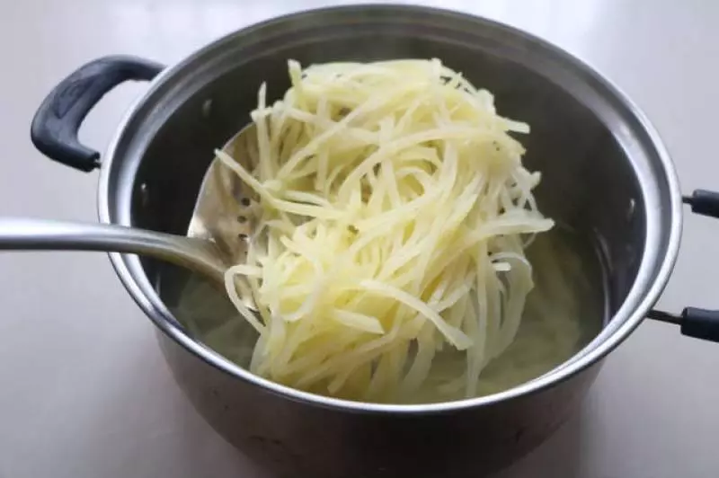 土豆絲新吃法,不用炒不用拌,換個新吃法,出鍋吃到撐,太好吃了