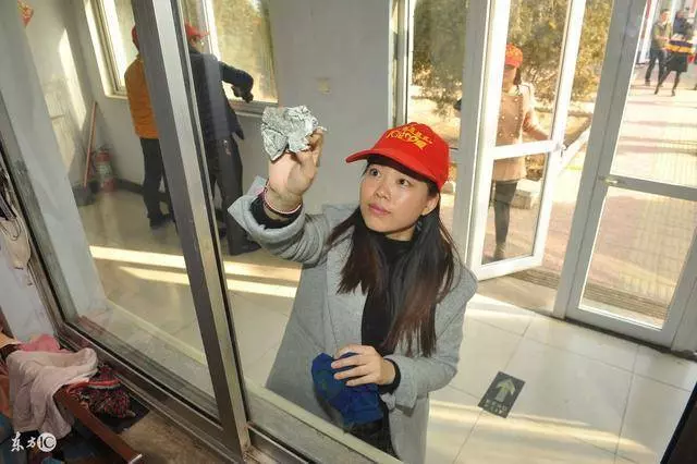 窗戶玻璃非常髒,清潔阿姨教你一招,1年不擦玻璃都能幹凈透亮