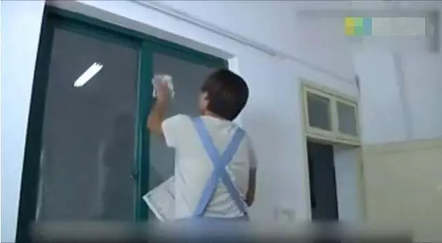 窗戶玻璃非常髒,清潔阿姨教你一招,1年不擦玻璃都能幹凈透亮