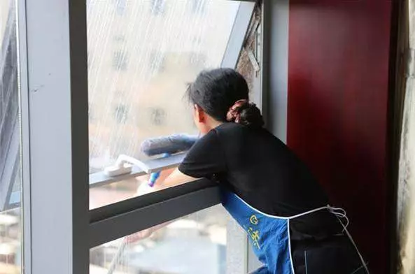 窗戶玻璃非常髒,清潔阿姨教你一招,1年不擦玻璃都能幹凈透亮