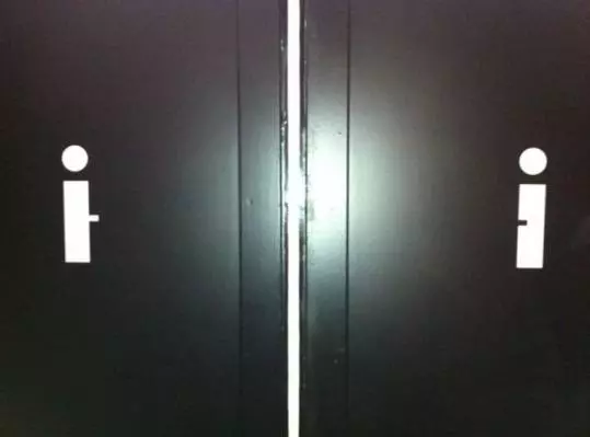 36個用超創意的爆笑方式來表達【男生跟女生】的超害羞廁所