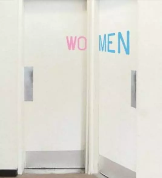 36個用超創意的爆笑方式來表達【男生跟女生】的超害羞廁所