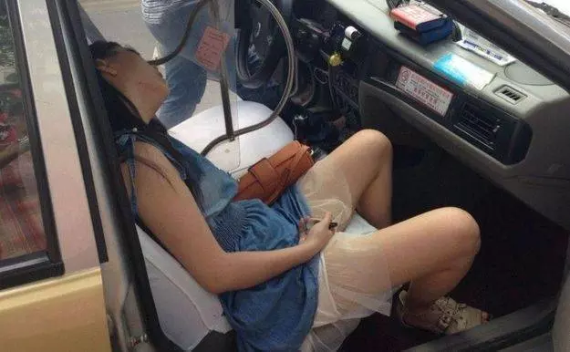 美女穿著透明短裙,在計程車內睡著了,司機的做法讓人忍不住