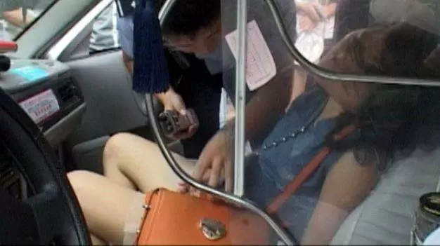 美女穿著透明短裙,在計程車內睡著了,司機的做法讓人忍不住
