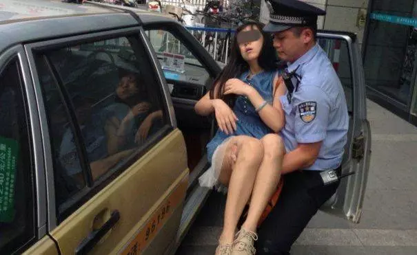 美女穿著透明短裙,在計程車內睡著了,司機的做法讓人忍不住