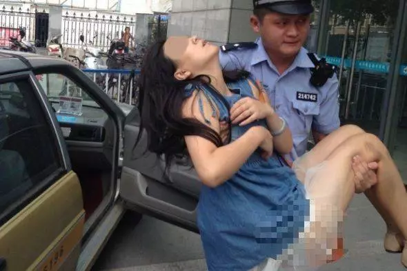 美女穿著透明短裙,在計程車內睡著了,司機的做法讓人忍不住