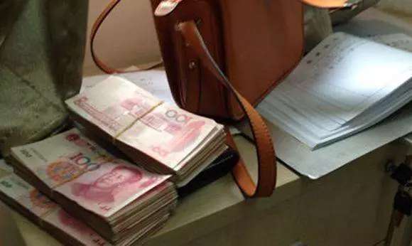 美女穿著透明短裙,在計程車內睡著了,司機的做法讓人忍不住