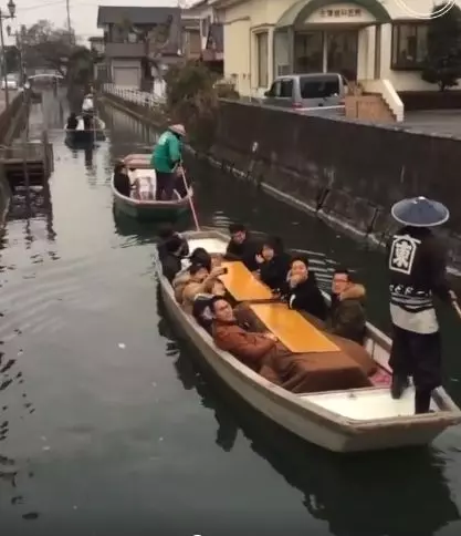 這位船夫「不管前方有陸橋」堅持向前划行老神在在「仍往前方撞上去」結果遊客驚呼:再一次 - LOOKER 好點子