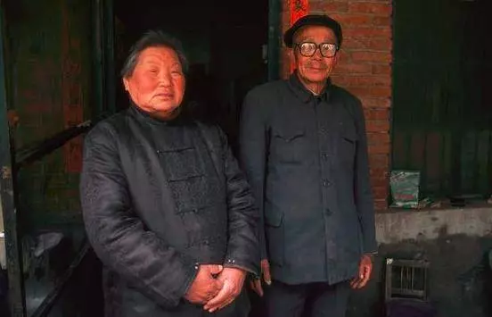 母親吃住老二家,卻把錢給老大並幫他幹活,老二:偏心母親我不養