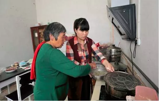 母親吃住老二家,卻把錢給老大並幫他幹活,老二:偏心母親我不養