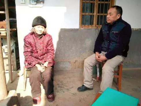 母親吃住老二家,卻把錢給老大並幫他幹活,老二:偏心母親我不養