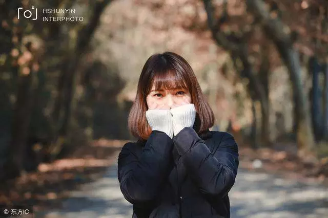 我和很醜老婆離婚後,媽媽放鞭炮慶祝,但半個月後,我跪在她面前哭