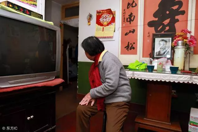 我和很醜老婆離婚後,媽媽放鞭炮慶祝,但半個月後,我跪在她面前哭