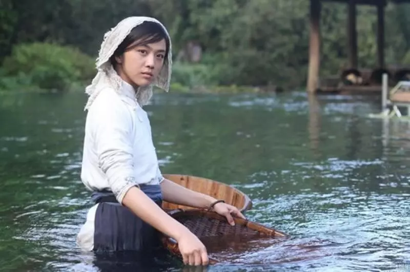 女子河邊捉魚發現巢穴內神秘蛋,細看後發現很古怪,網友一語道破天機 -