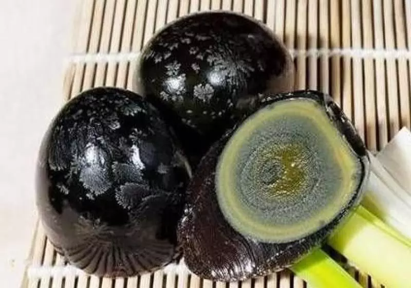 女子河邊捉魚發現巢穴內神秘蛋,細看後發現很古怪,網友一語道破天機 -