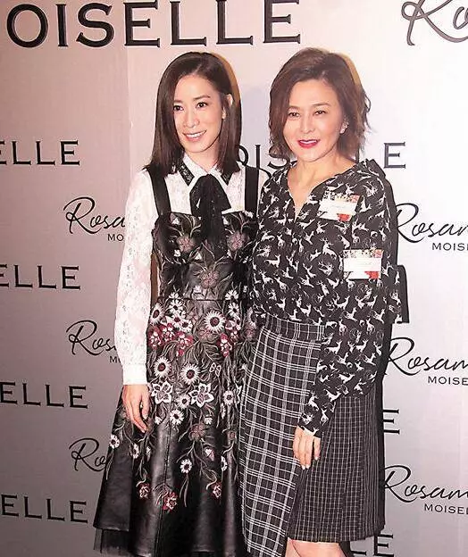 43歲佘詩曼與56歲關之琳同台比美,真嫩假嫩完全一目了然,網友:一看就知道誰贏了