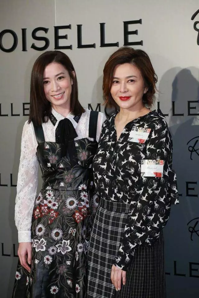 43歲佘詩曼與56歲關之琳同台比美,真嫩假嫩完全一目了然,網友:一看就知道誰贏了