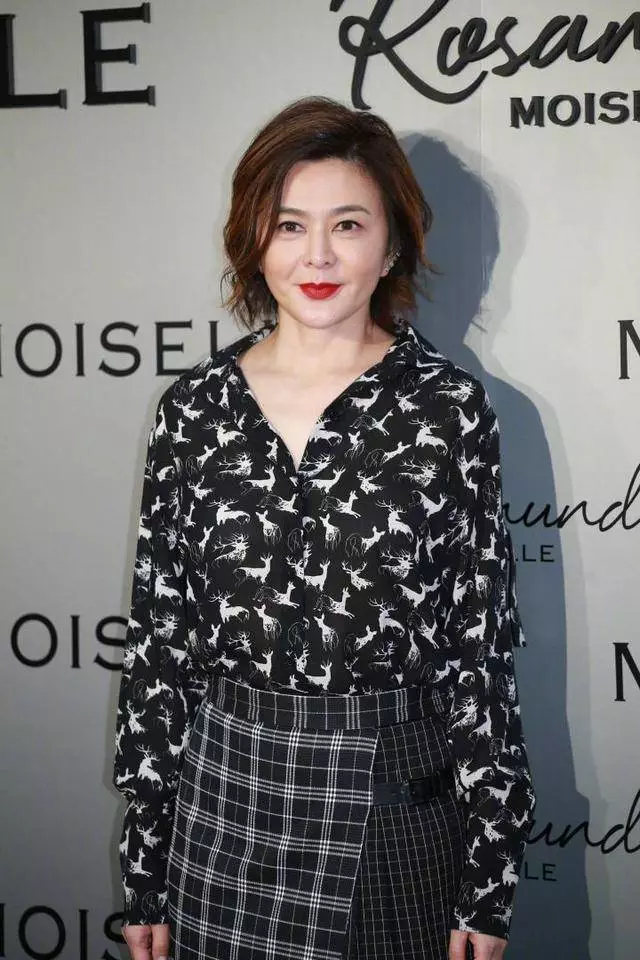 43歲佘詩曼與56歲關之琳同台比美,真嫩假嫩完全一目了然,網友:一看就知道誰贏了