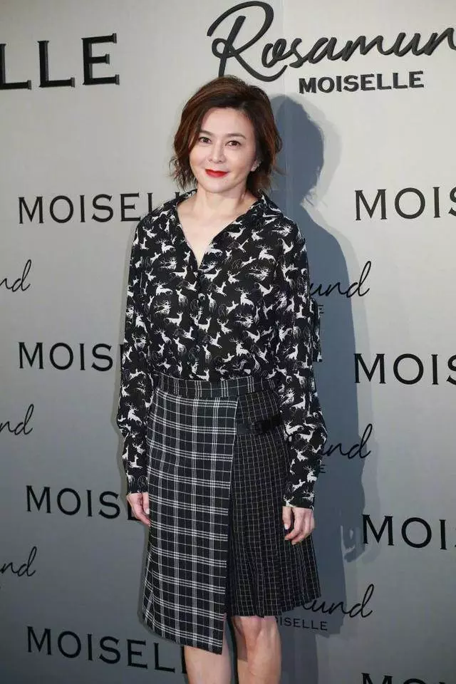 43歲佘詩曼與56歲關之琳同台比美,真嫩假嫩完全一目了然,網友:一看就知道誰贏了