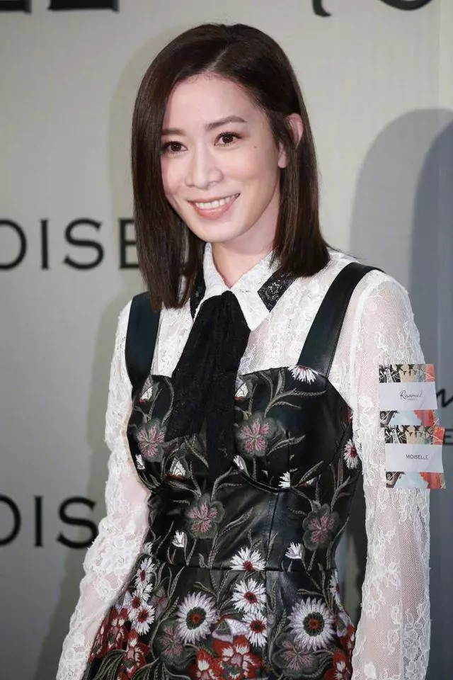 43歲佘詩曼與56歲關之琳同台比美,真嫩假嫩完全一目了然,網友:一看就知道誰贏了
