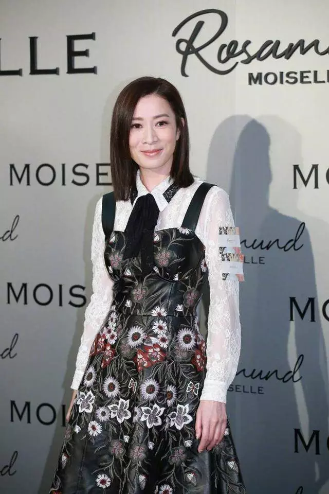43歲佘詩曼與56歲關之琳同台比美,真嫩假嫩完全一目了然,網友:一看就知道誰贏了