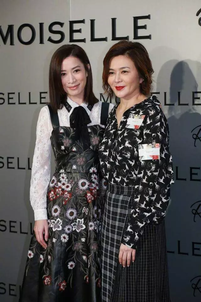 43歲佘詩曼與56歲關之琳同台比美,真嫩假嫩完全一目了然,網友:一看就知道誰贏了