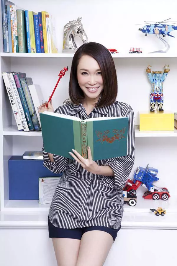 一出生就上報紙頭條,成名後拒絕緋聞炒作,今成新加坡國寶級演員