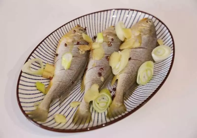 做魚不腥、煎魚不散不粘的竅門特別入味
