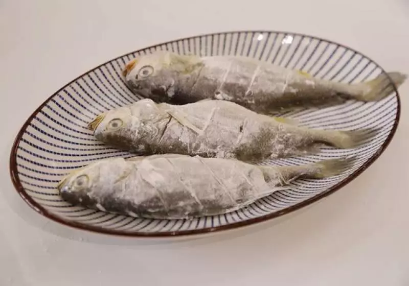 做魚不腥、煎魚不散不粘的竅門特別入味
