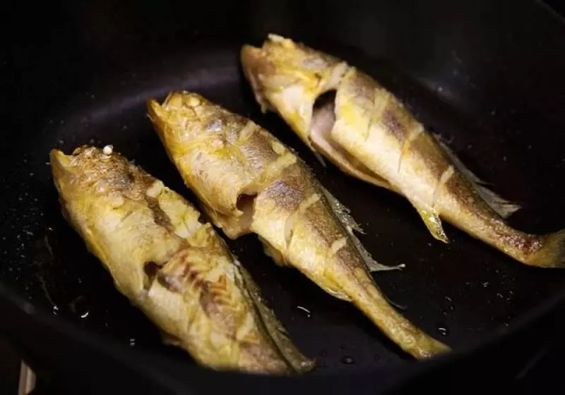 做魚不腥、煎魚不散不粘的竅門特別入味