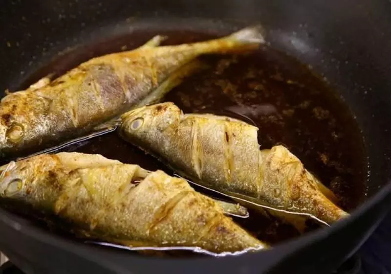做魚不腥、煎魚不散不粘的竅門特別入味