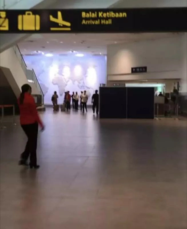 【最新轟動:Balik China】連遊客都不放過 KLIA2警衛嗆中國遊客「不會說馬來文」就回國 -