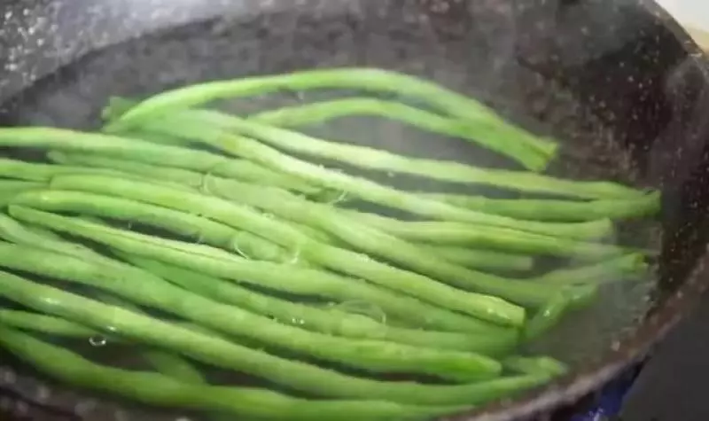 豆角別只燉或炒了,試試這麼做,清爽脆嫩