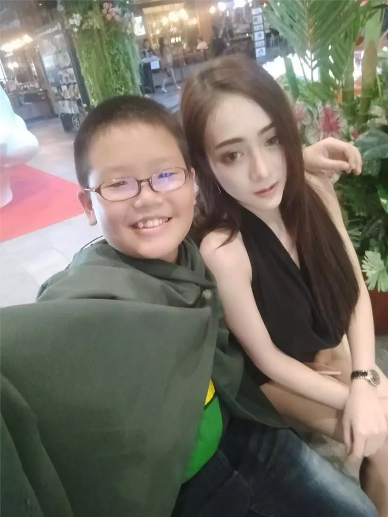 小學生「爽摟大12歲女友」炫富!「送4萬iPhone X」證明愛情...女方身分曝光網友看傻!