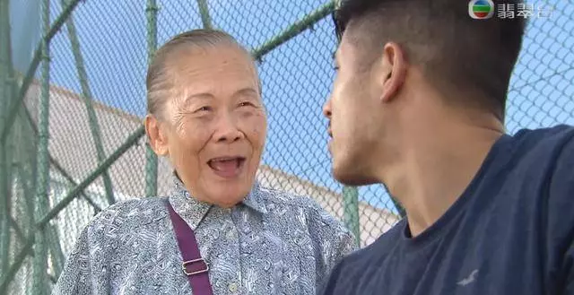 82歲TVB御用拾紙皮婆婆重回熒幕,不介意一輩子演紙皮婆婆,沒想到她年輕時竟然長得如此驚艷