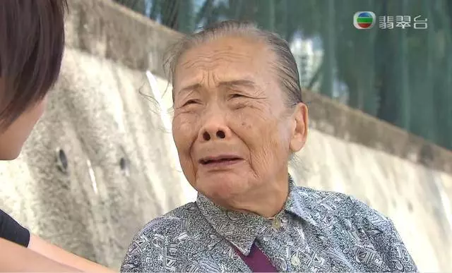 82歲TVB御用拾紙皮婆婆重回熒幕,不介意一輩子演紙皮婆婆,沒想到她年輕時竟然長得如此驚艷
