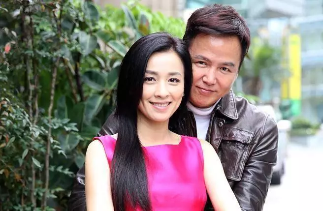 張庭老公與陌生女子握手貼面十分親密,女子暗指林瑞陽為她不顧一切,更驚爆數張親密照,員工卻說很正常