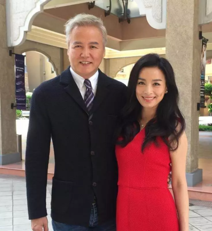 張庭老公與陌生女子握手貼面十分親密,女子暗指林瑞陽為她不顧一切,更驚爆數張親密照,員工卻說很正常