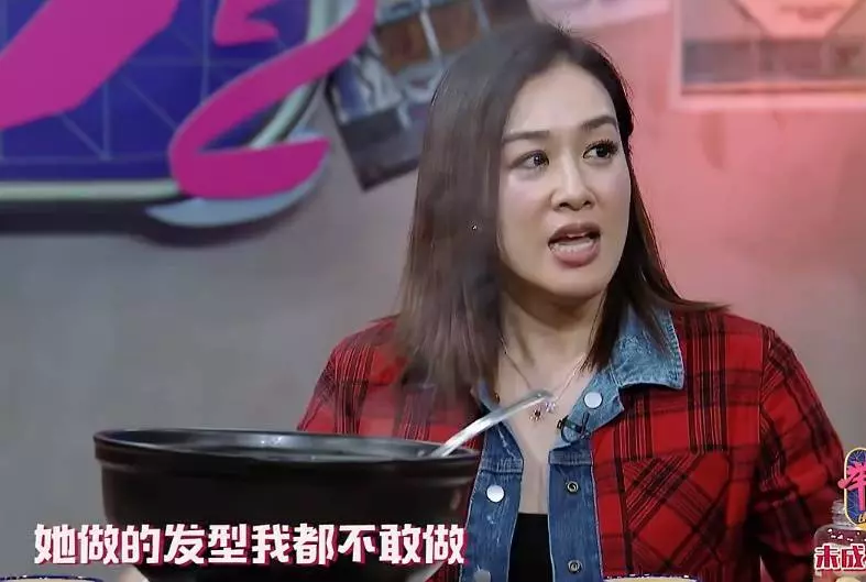47歲鍾麗緹剪新潮髮型,小12歲老公難以接受,兩人吵架2天:你是三個孩子的媽