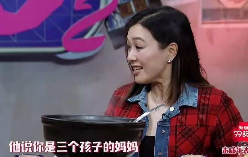 47歲鍾麗緹剪新潮髮型,小12歲老公難以接受,兩人吵架2天:你是三個孩子的媽