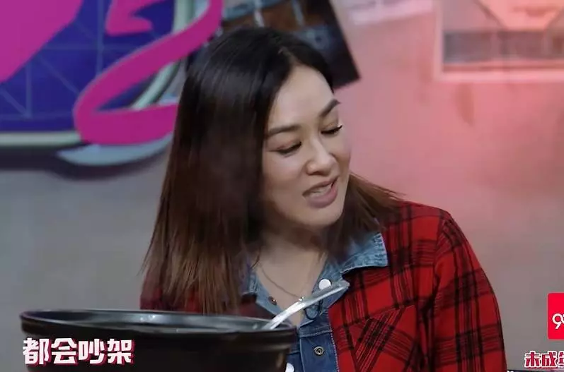 47歲鍾麗緹剪新潮髮型,小12歲老公難以接受,兩人吵架2天:你是三個孩子的媽