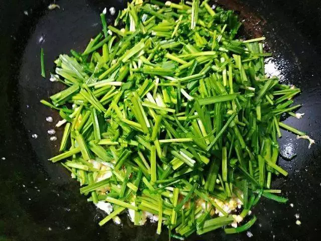 韭菜炒雞蛋 容易出水,還塞牙?學會這一招,保證好吃