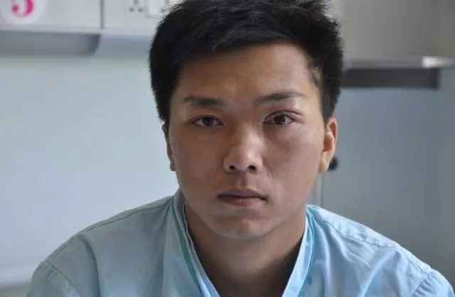 六歲男孩被單親父親送人,十八年後獨自找回老家,推開家門愣了