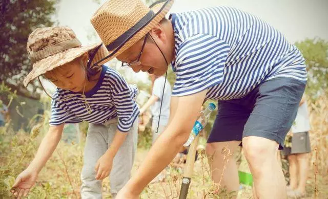 六歲男孩被單親父親送人,十八年後獨自找回老家,推開家門愣了