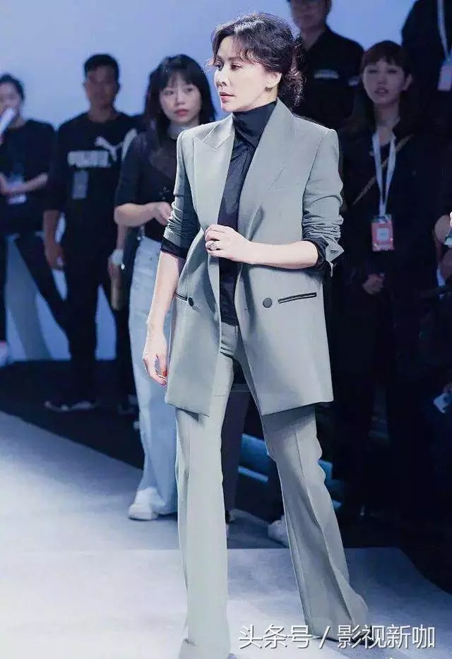 52歲劉嘉玲撞衫30歲劉亦菲!兩人明明相差22歲,沒想到劉亦菲居然直接被秒成渣!網友:神仙姐姐仙氣盡失了!