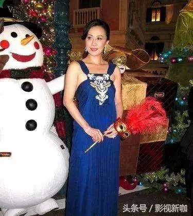 52歲劉嘉玲撞衫30歲劉亦菲!兩人明明相差22歲,沒想到劉亦菲居然直接被秒成渣!網友:神仙姐姐仙氣盡失了!