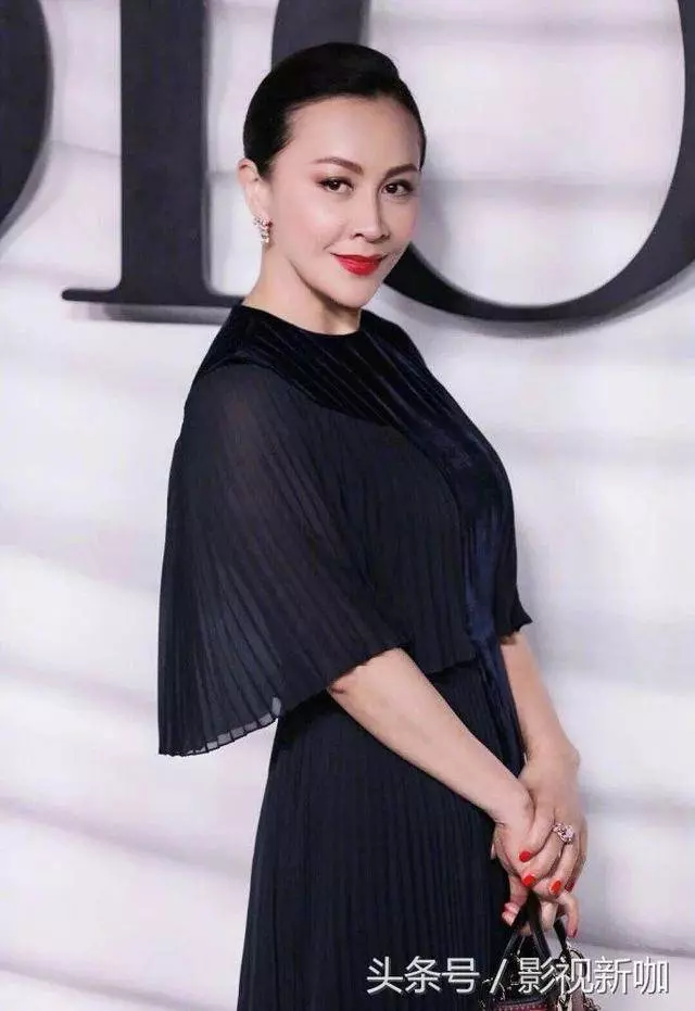 52歲劉嘉玲撞衫30歲劉亦菲!兩人明明相差22歲,沒想到劉亦菲居然直接被秒成渣!網友:神仙姐姐仙氣盡失了!