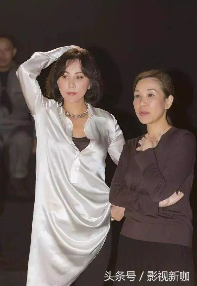 52歲劉嘉玲撞衫30歲劉亦菲!兩人明明相差22歲,沒想到劉亦菲居然直接被秒成渣!網友:神仙姐姐仙氣盡失了!