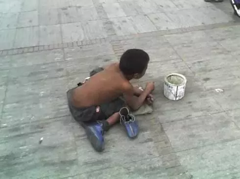 母親給乞丐一碗飯救他一命,10年後乞丐開豪車讓母親失業,母親樂了