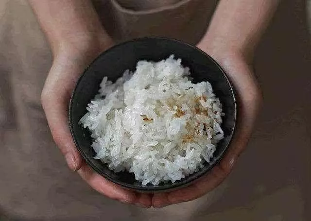 母親給乞丐一碗飯救他一命,10年後乞丐開豪車讓母親失業,母親樂了